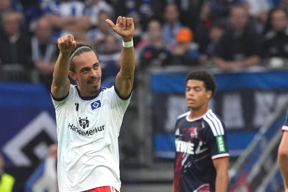 Am Ende doch noch "alles gut": Yussuf Poulsen (32, l.) leiht sich Schienbeinschoner von Mitspieler, um pünktlich zum Anpfiff zu erscheinen.