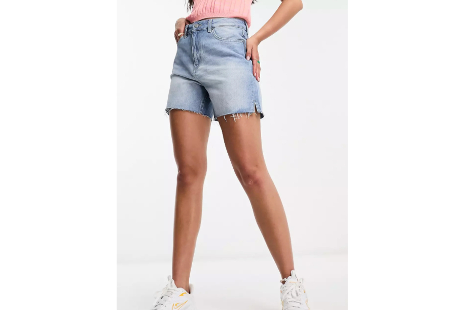 Die Jeansshorts hat eine helle Waschung.