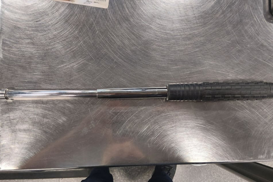 Die Bundespolizei stellte den Schlagstock, den der 53-Jährige in seinem Handgepäck mit an Bord des Flugzeugs nehmen wollte, sicher.