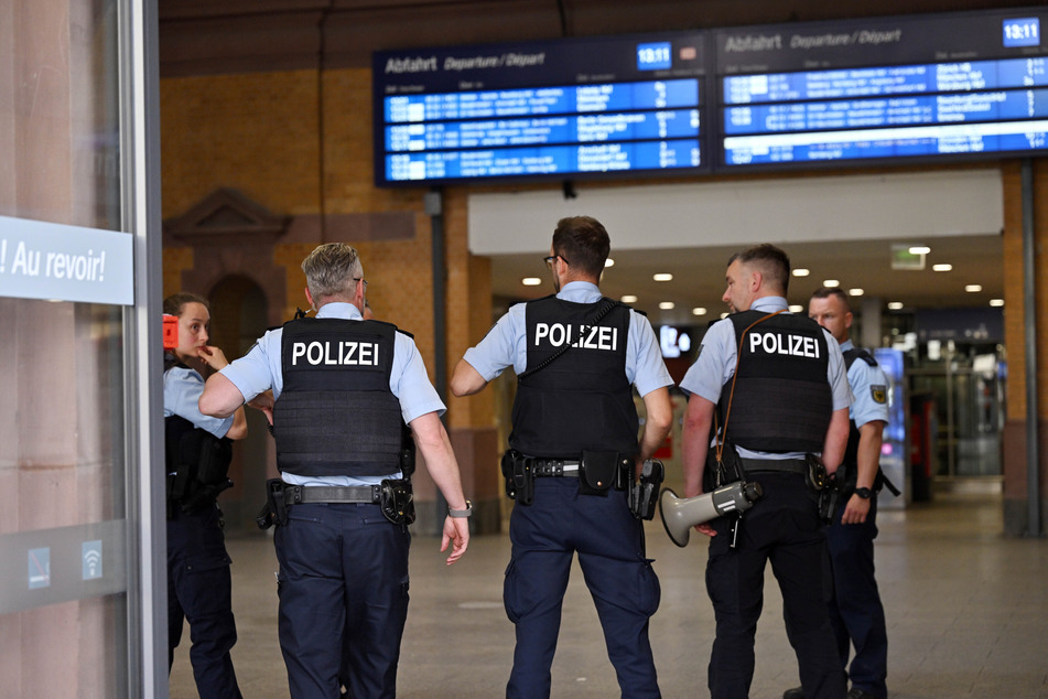 Nach einer Polizeikontrolle am Bahnhof Halle kam es zur Festnahme eines Reisenden. (Archivbild)