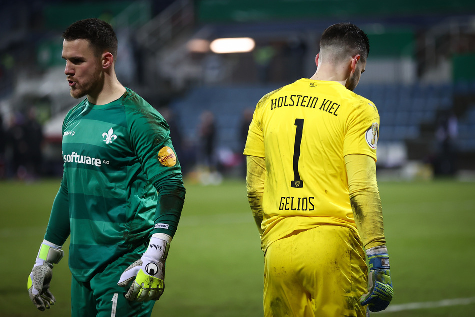 Die Torhüter Marcel Schuhen (28/l.) vom SV Darmstadt 98 und Ioannis Gelios (28) von Holstein Kiel wurden im Elfmeterschießen zu den Protagonisten.