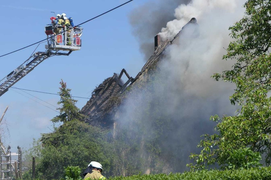 Über eine Drehleiter löschten die Kameraden der Feuerwehr den Brand.