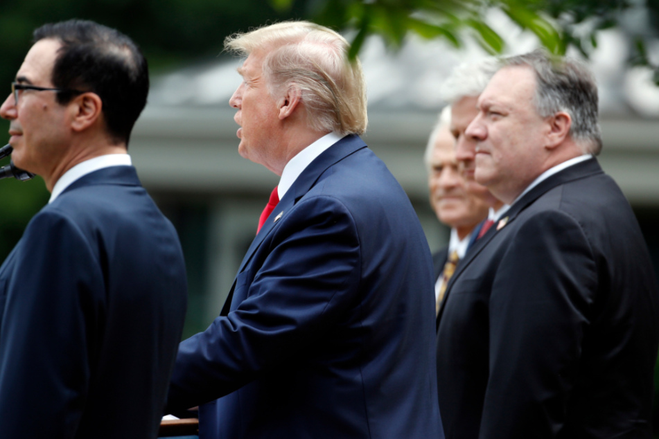 Donald Trump (2.v.l), spricht während einer Pressekonferenz im Rosengarten des Weißen Hauses. US-Finanzminister Steven Mnuchin (v.l.n..), US-Außenminister Mike Pompeo, der nationale Sicherheitsberater des Weißen Hauses Robert O'Brien und der Handelsberater des Weißen Hauses Peter Navarro, hören ihm zu.