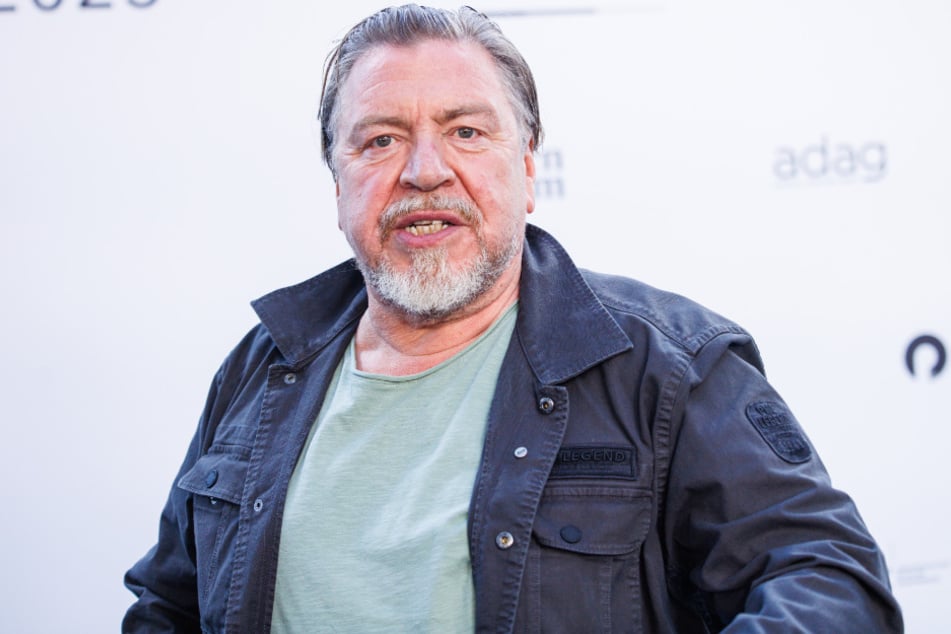 Armin Rohde ist bekannt für seine harten Rollen - im "Kölner Treff" hat sich der 71-Jährige aber von seiner verletzlichen Seite gezeigt.