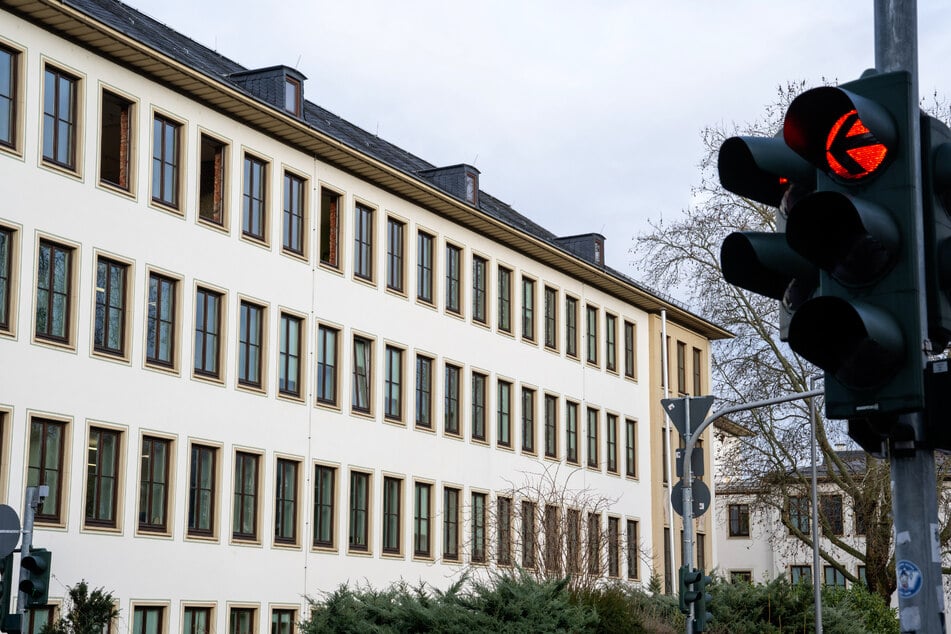 Der Prozess findet vor der Jugendkammer des Landgerichts Trier statt.