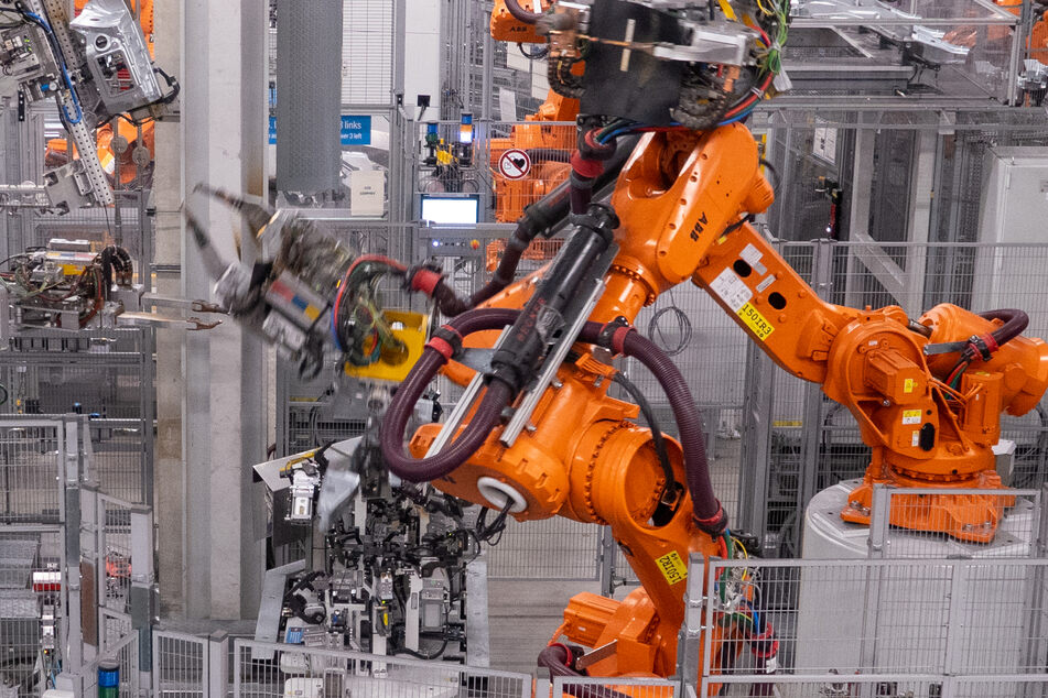 Schreckliche Verwechslung: Roboter quetscht Mitarbeiter (†40) zu Tode