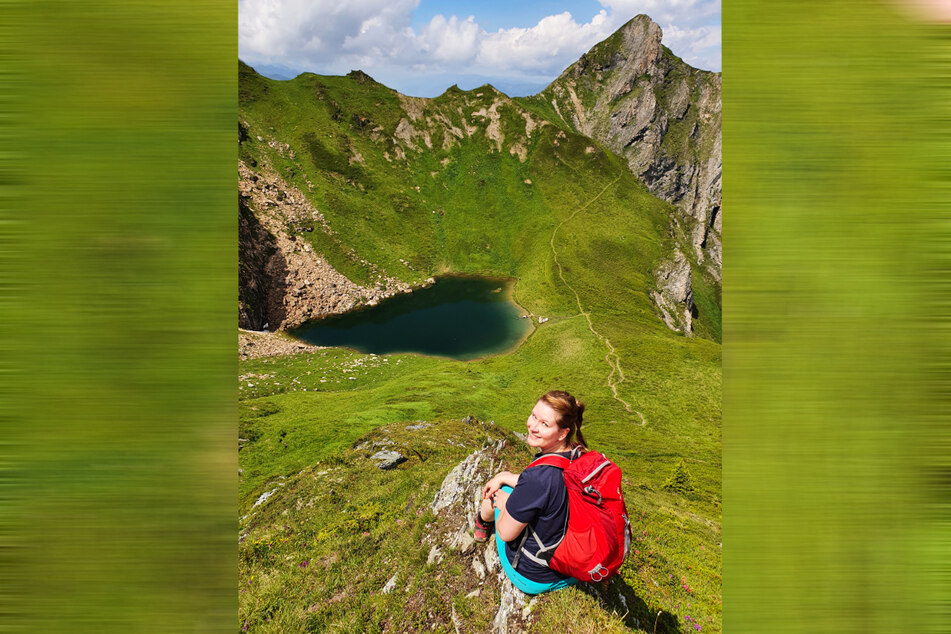 Mit Blick auf einen Bergsee - Sandra Zimmermann (35) genießt die Natur.