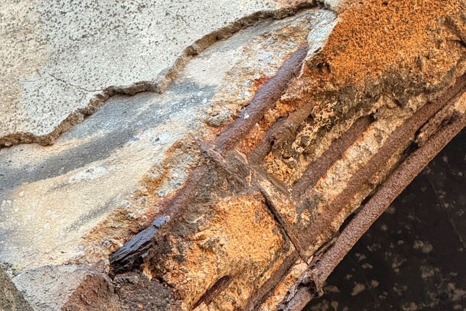 Über 100 Jahre hat die Bahnquerung - sichtbar - auf dem Buckel.