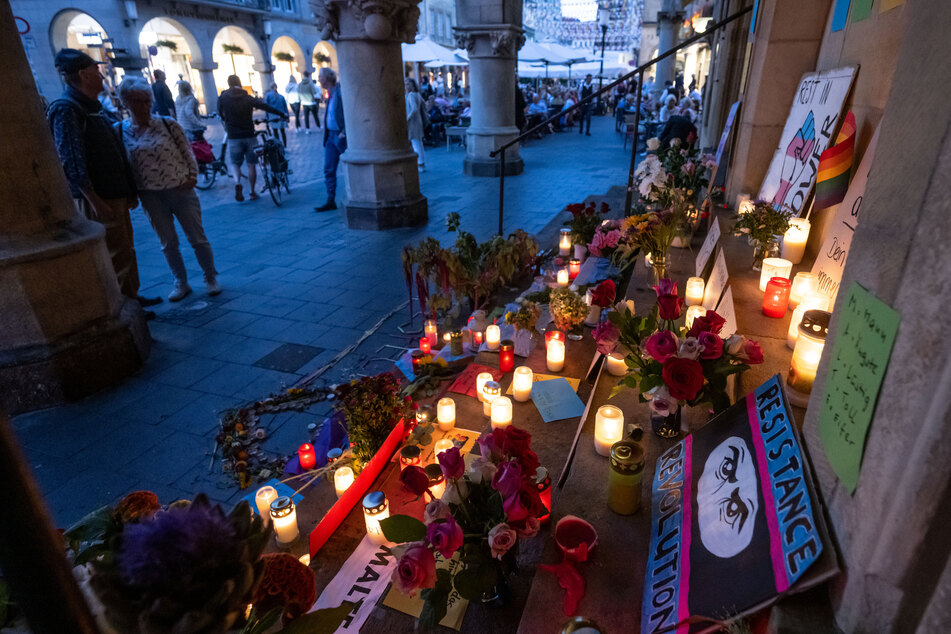 In Gedenken an den verstorbenen Malte C. hatten unzählige Menschen Kerzen und Erinnerungen niedergelegt.
