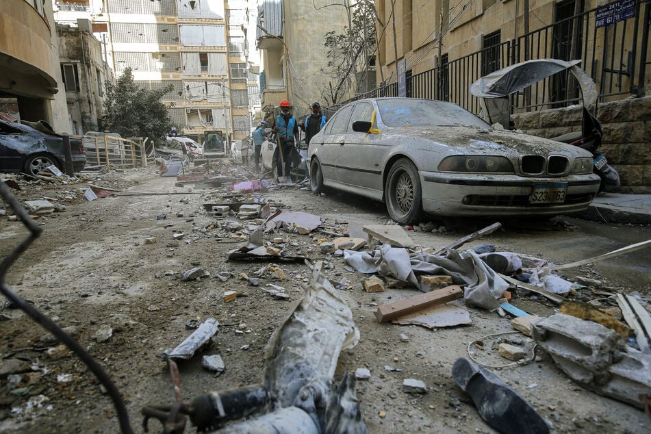 Beirut: Arbeiter räumen Trümmer von einer Straße, nachdem ein Wohnhaus von einem israelischen Luftangriff auf das Zentrum der libanesischen Hauptstadt getroffen wurde.