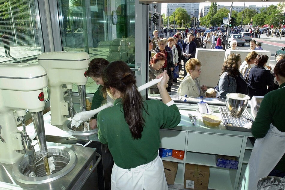 Bei der Eröffnung des Pavillons 2004 auf dem Külz-Ring standen die Dresdner Schlange. (Archivfoto)