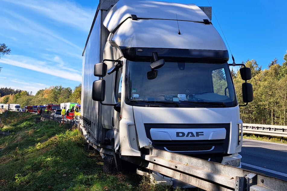 Der Fahrer (29) des Lastwagens ist am Donnerstag von der A4 abgekommen und gegen einen stehenden Hyundai gekracht.