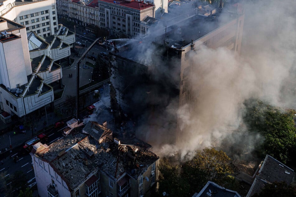 Rettungskräfte löschen einen Brand im Dobrobut-Krankenhaus und in einem Wohnhaus, die bei einem russischen Drohnenangriff im Zentrum von Kiew in der Ukraine beschädigt wurden.