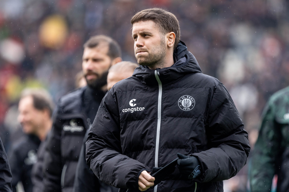 Kiez-Coach Fabian Hürzeler (31) will mit seiner Mannschaft gegen Hannover 96 eine Reaktion zeigen.