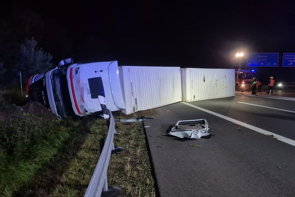 Der verunfallte Lkw ist am Freitagmorgen auf der A10 am Dreieck Potsdam umgekippt.