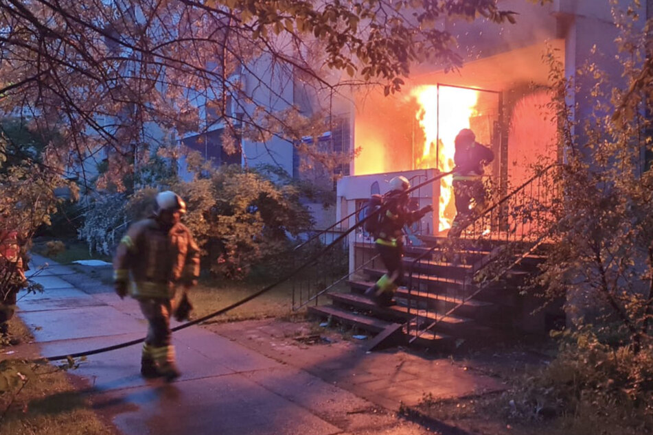 Die Feuerwehrleute konnten den Brand schnell unter Kontrolle bekommen.
