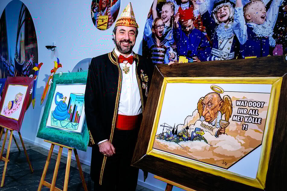 Zugleiter Marc Michelske vom Festkomitee Kölner Karneval hat die ersten Motive am Dienstag enthüllt.