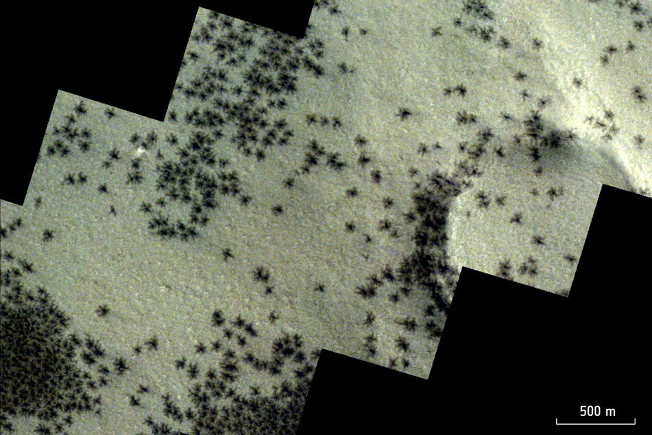 Für diese spinnenförmigen Flecken auf dem Mars liefert die ESA eine "bodenständige" Erklärung mit.
