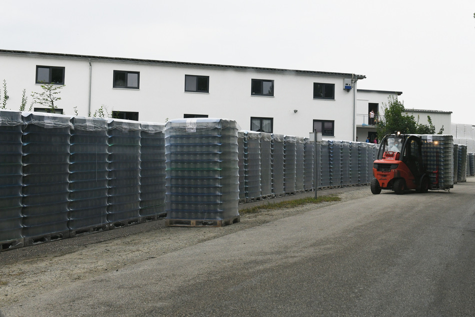Arbeiter errichten eine Zaun um die Wohngebäude eines Betriebes im Kreis Dingolfing-Landau in Niederbayern, in dem sich Mitarbeiter mit dem Coronavirus infiziert haben.