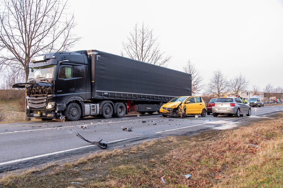 Auf der B169 bei Stollberg (Erzgebirge) krachte es am Donnerstagmorgen: Ein Lkw und drei Autos waren in den Unfall verwickelt. Die Straße wurde komplett gesperrt.