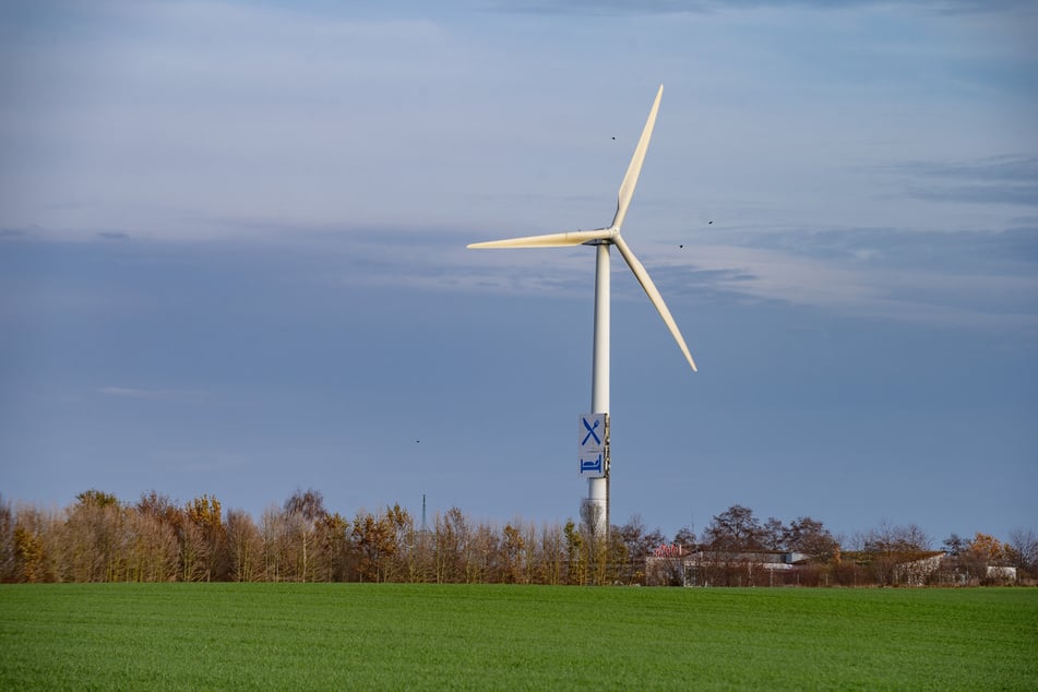 Nahe, aber nicht im Stadtgebiet, ist dieses Windrad an der A4-Raststätte Dresdner Tor.