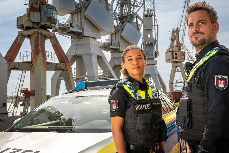 Daisy (Aysha Joy Samuel) und Kris (Marc Barthel) unterstützen die Kollegen vom Zoll, die am Hafen Tierschmuggler verhaften wollen.