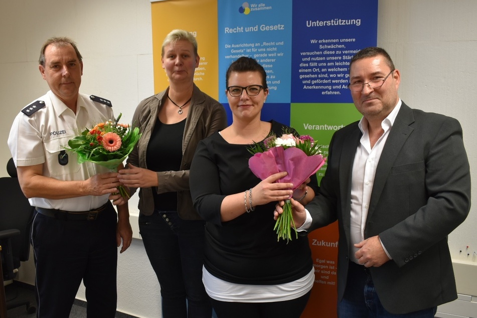 Die beiden Helferinnen in der Not, Anja Stottmeister (l.) und Liza Lüdtke, bekamen für ihr beherztes Eingreifen Blumen von der Polizei überreicht.