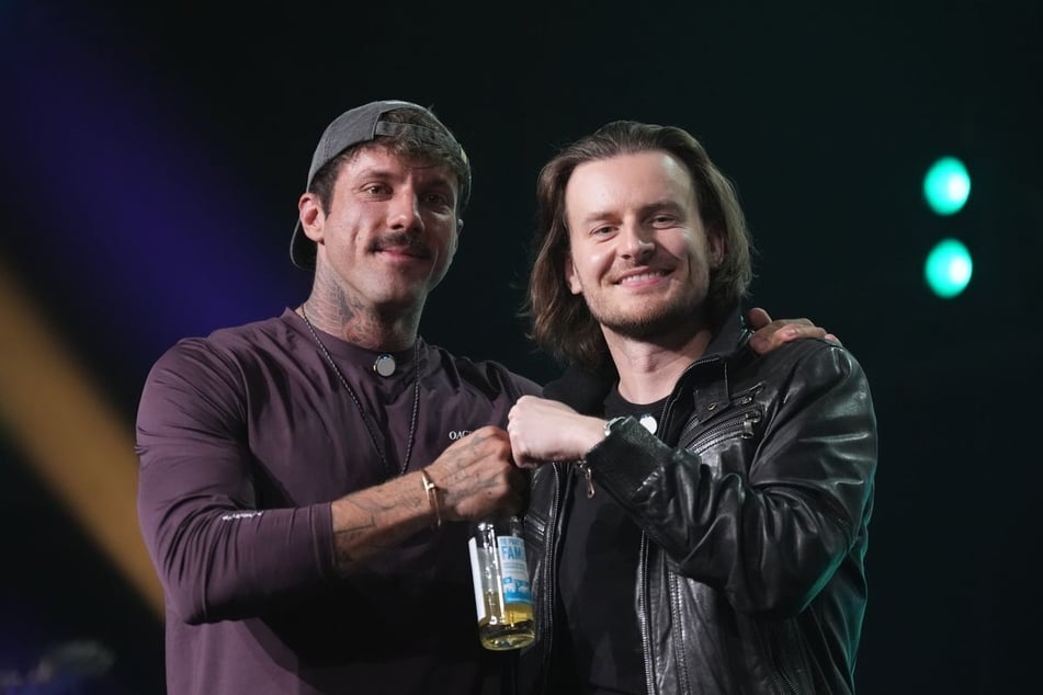 Christian und "Bitpanda"-Vorstand Eric Demuth (r.) posieren während der Digitalmesse OMR in Hamburg für die Kameras.