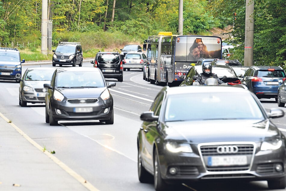 Aktuell müssen Busse in der rechten Spur fahren, stehen dadurch länger im Stau.