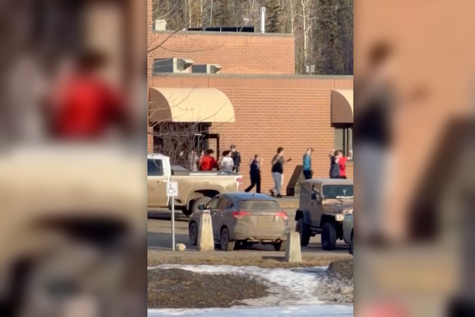 Diese Videoaufnahme zeigt Schüler, die nach Schüssen die Schule verlassen.