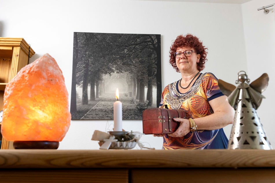 Ines Illing (57) aus Berggießhübel bei Pirna ist ein selbsternanntes Medium, behauptet, mit Toten zu sprechen.
