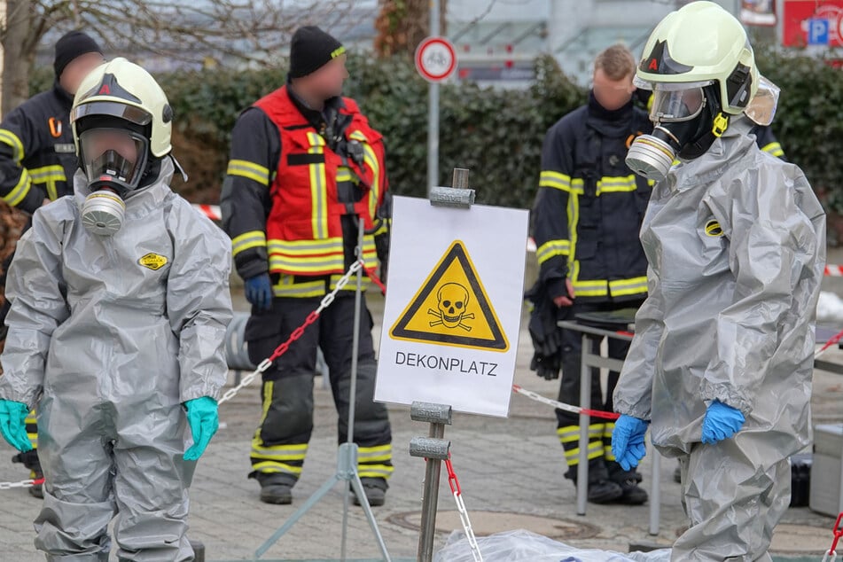 Auf dem abgesperrten Bereich war "Dekonplatz" zu lesen, was darauf hindeutet, dass beim Einsatz möglicherweise gefährliche Stoffe beteiligt waren.