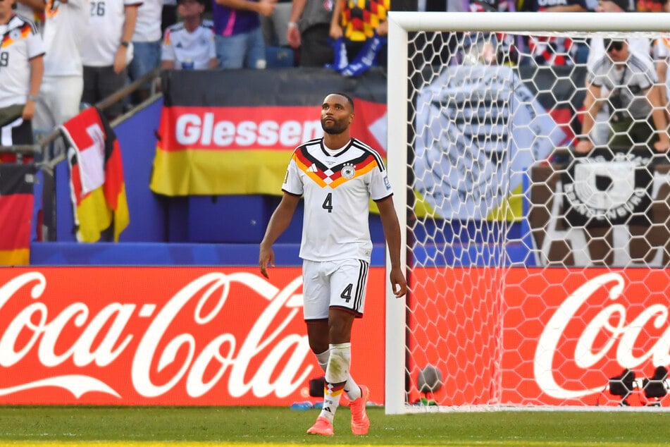Der enttäuschte Schütze würde sich den Ball jederzeit wieder schnappen.