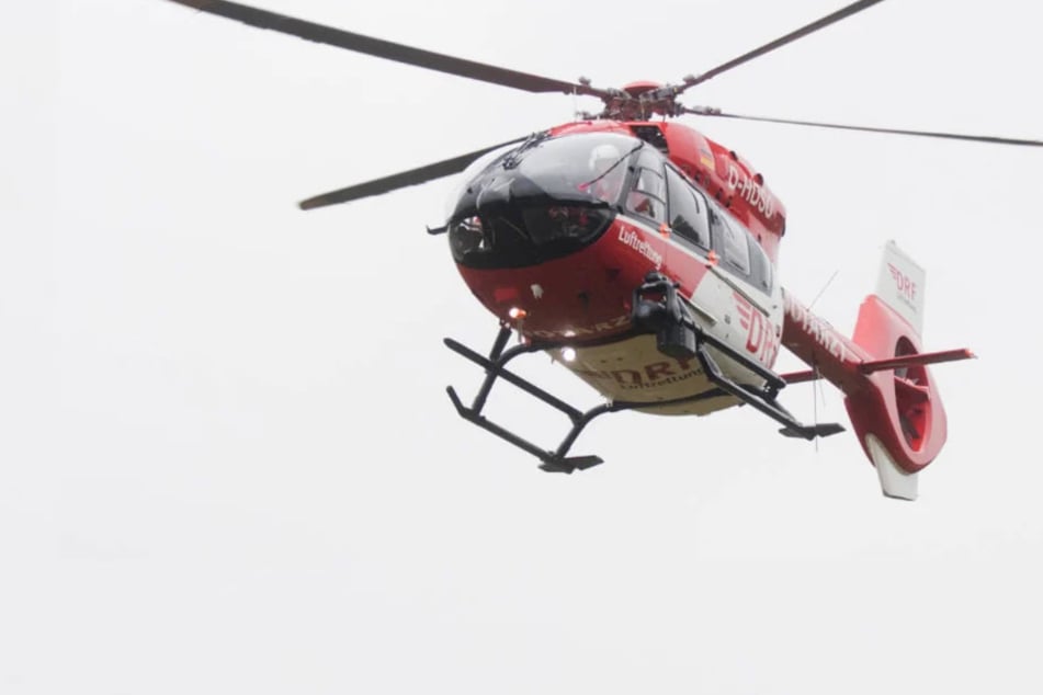 Der verletzte Mann wurde mit einem Rettungshubschrauber in eine Klinik gebracht. (Symbolbild)
