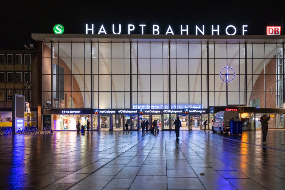 Ein Polizist half der Frau aus ihrem Zug und leitete an Gleis 9 des Hauptbahnhofs die Wiederbelebung ein. (Symbolbild)