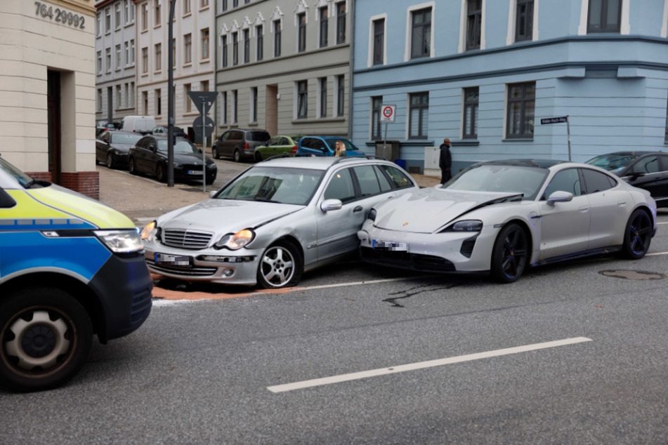 Auf der Winsener Straße sind am Mittwochmorgen ein Mercedes und ein Porsche zusammengestoßen. Der Mercedes-Fahrer (40) hatte ein Fahrverbot missachtet.