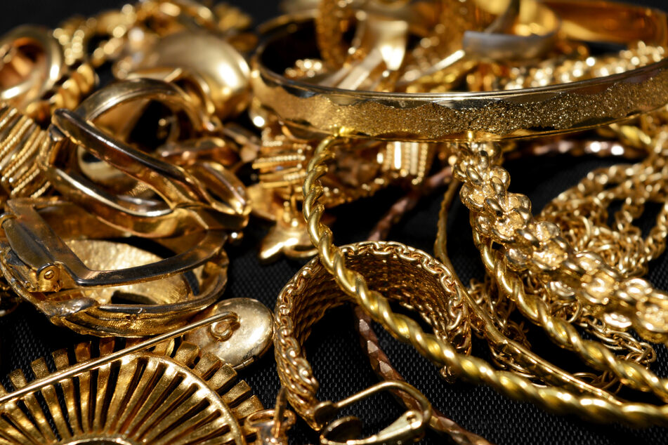 The stolen jewelry belongs to exhibitors at a California retail show (stock image).