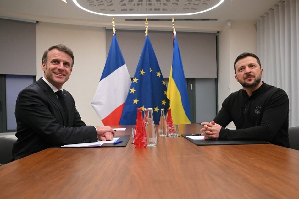 France's President Emmanuel Macron (l.) and Ukraine's President Volodymyr Zelensky pose before a meeting in Brussels in December 2024.