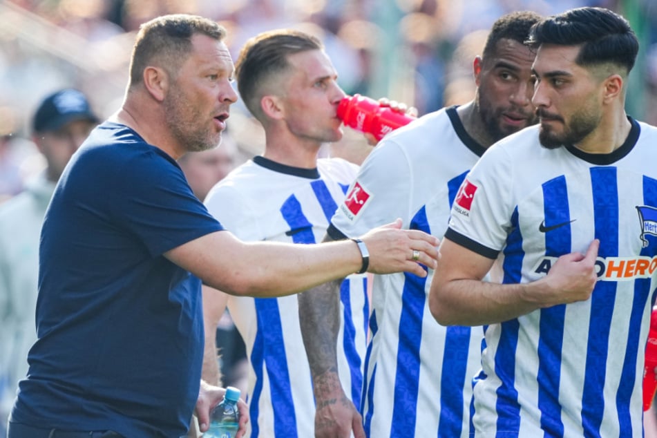 Pal Dardai (47, l.) begrüßt am Montag seine Jungs wieder auf dem Trainingsplatz. Wie lange Suat Serdar (26, r.) noch dabei ist, wird sich zeigen. Er gilt als Verkaufskandidat.