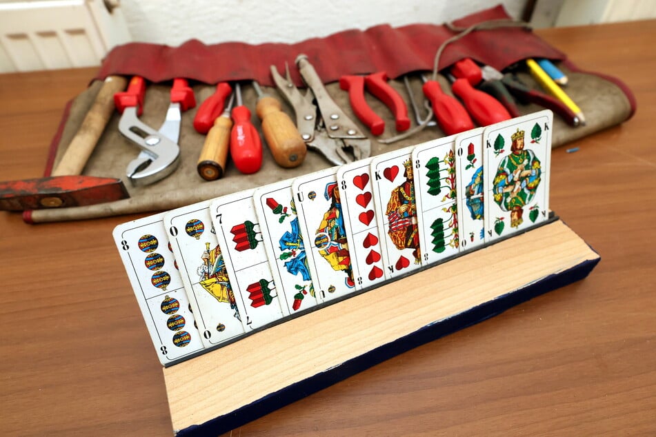 Mehrere dieser Kartenhalter sind bereits in der neuen AWO-"Men Shed"-Werkstatt entstanden.