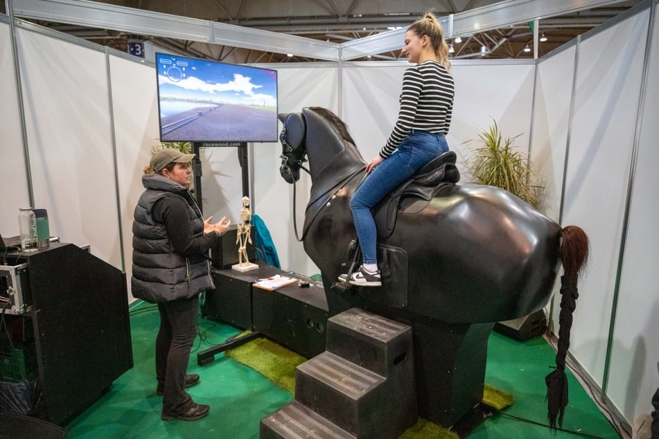 In Halle 3 können Besucher ihr Können auf einem Reit-Simulator unter Beweis stellen und Neues dazulernen.