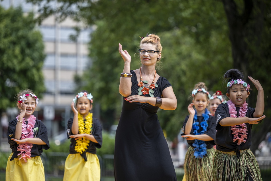 Hula-Lehrerin Nancy Tschirch bringt Kindern die grazilen Bewegungen des Südsee-Tanzes bei.