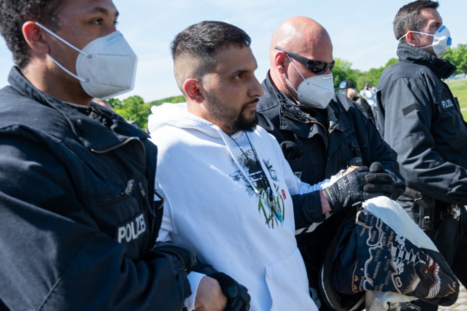 Attila Hildmann wird bei einer Demonstration vor dem Reichstagsgebäude von Polizisten abgeführt.