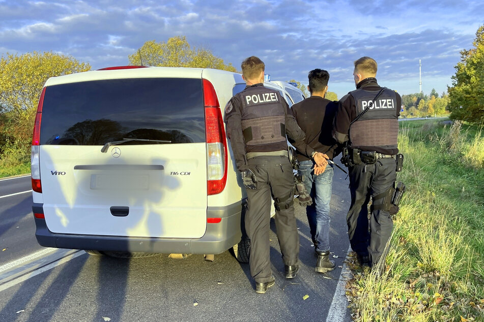 Bundespolizisten setzten im Oktober 2021 einen Mann fest, der Flüchtlinge aus dem Irak über die deutsch-polnische Grenze geschleust haben soll.