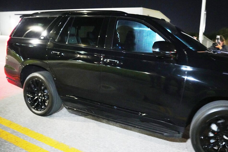 Woods, wie er das Gefängnis des Martin County Sheriff's Office verlässt.