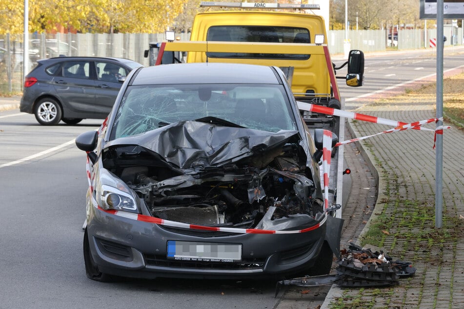 Ein Opel stieß auf der Werner-Seelenbinder-Straße mit einem Laster zusammen.