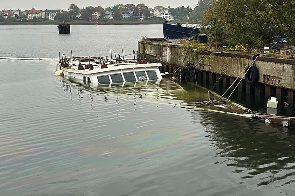 Um das gesunkene Schiff herum hat die Feuerwehr eine Ölsperre ausgelegt.