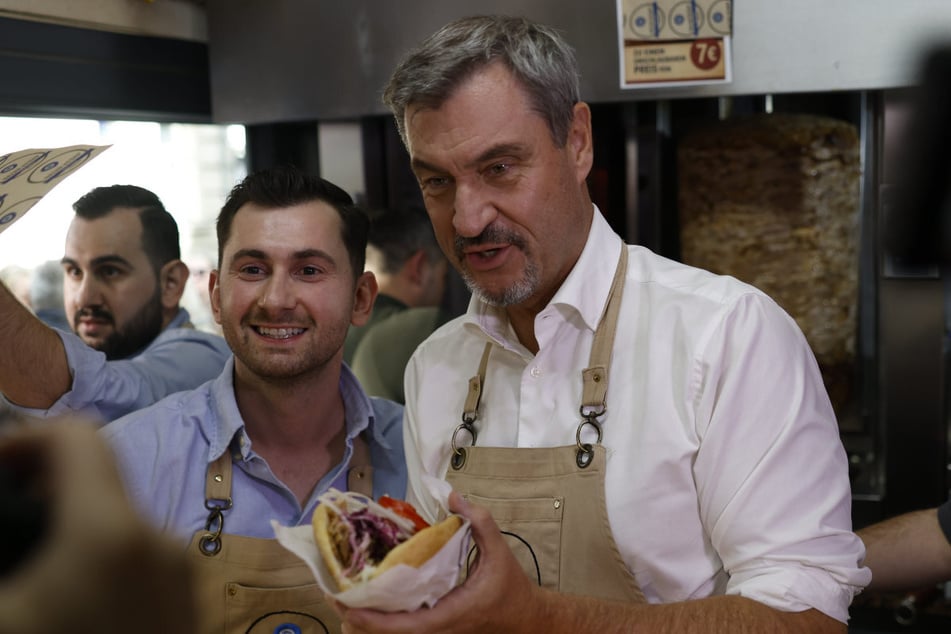 Bayerns Ministerpräsident Markus Söder (58, CSU) hat dutzende Döner für drei Euro pro Portion über den Tresen gereicht.