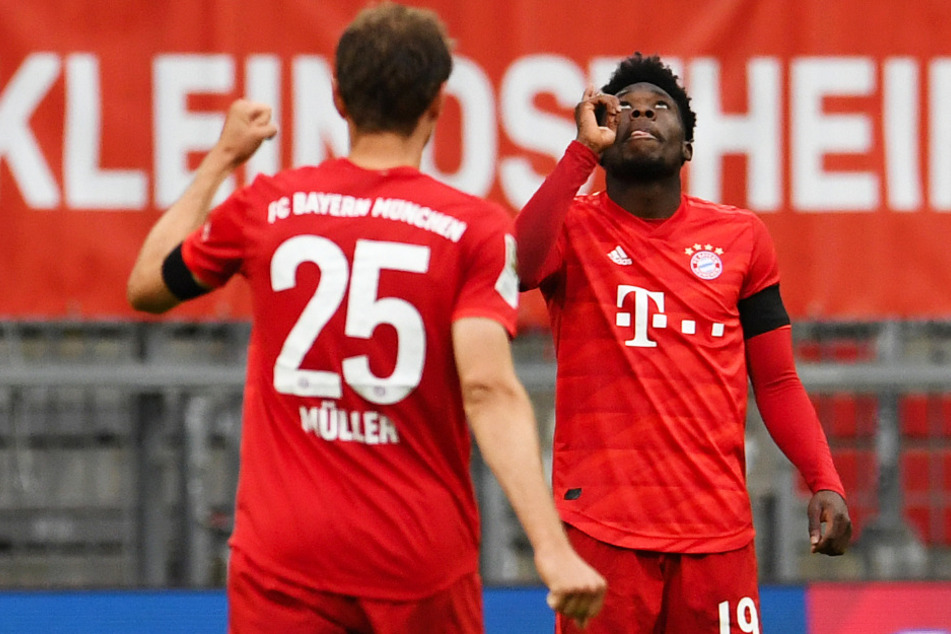 Alphonso Davies (r.) freut sich mit Thomas Müller über sein Tor zum 4:2 für die Bayern.