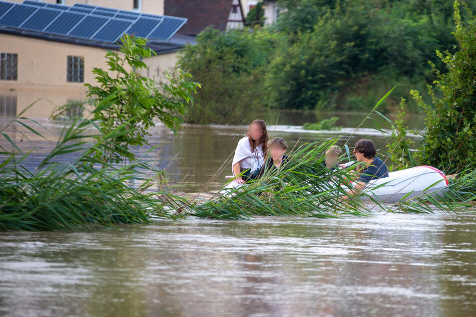 Vier Jugendliche wollten aus der Hochwasser-Situation ein ungewöhnliches Vergnügen machen - und mussten gerettet werden.